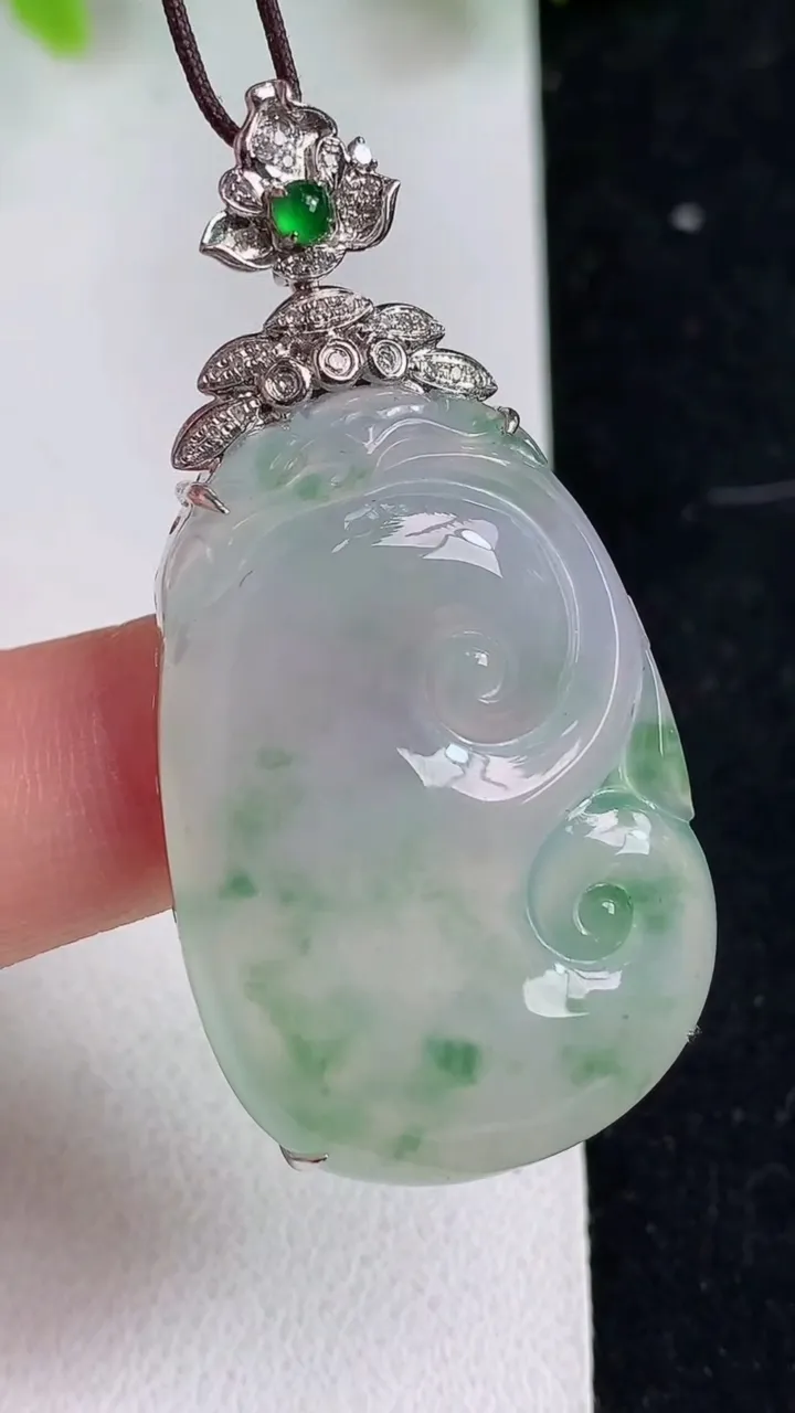 天然A货翡翠如意吊坠，尺寸35.6-24-7，重量:11.02g
5月9日