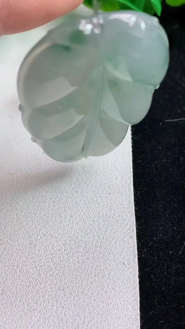 天然A货翡翠飘花金枝玉叶 叶子吊坠，尺寸54.4-33-5.8，重量:21.05g
5月9日
