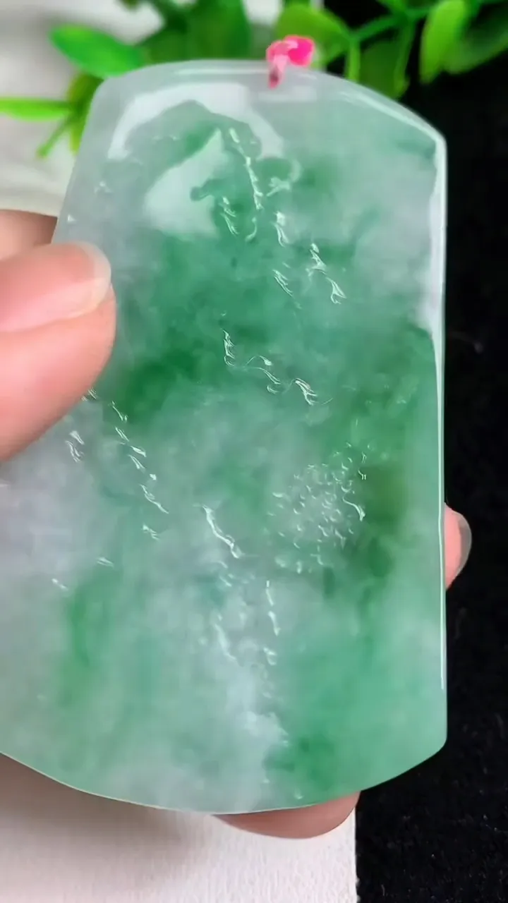 天然A货翡翠山水牌吊坠，尺寸66-43-7，重量:41.91g
5月9日