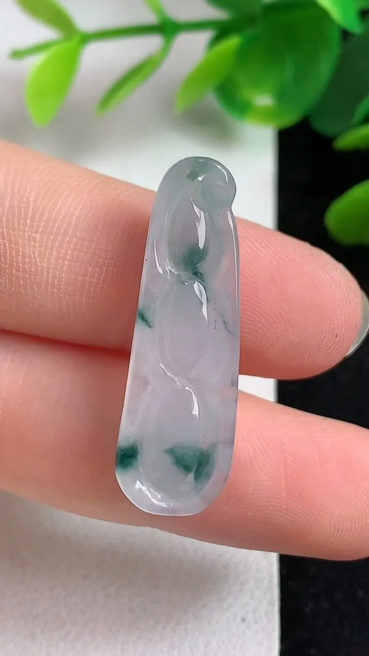 天然A货翡翠飘花福豆吊坠，尺寸31.7-10-5.3，重:3.11g
5月9日