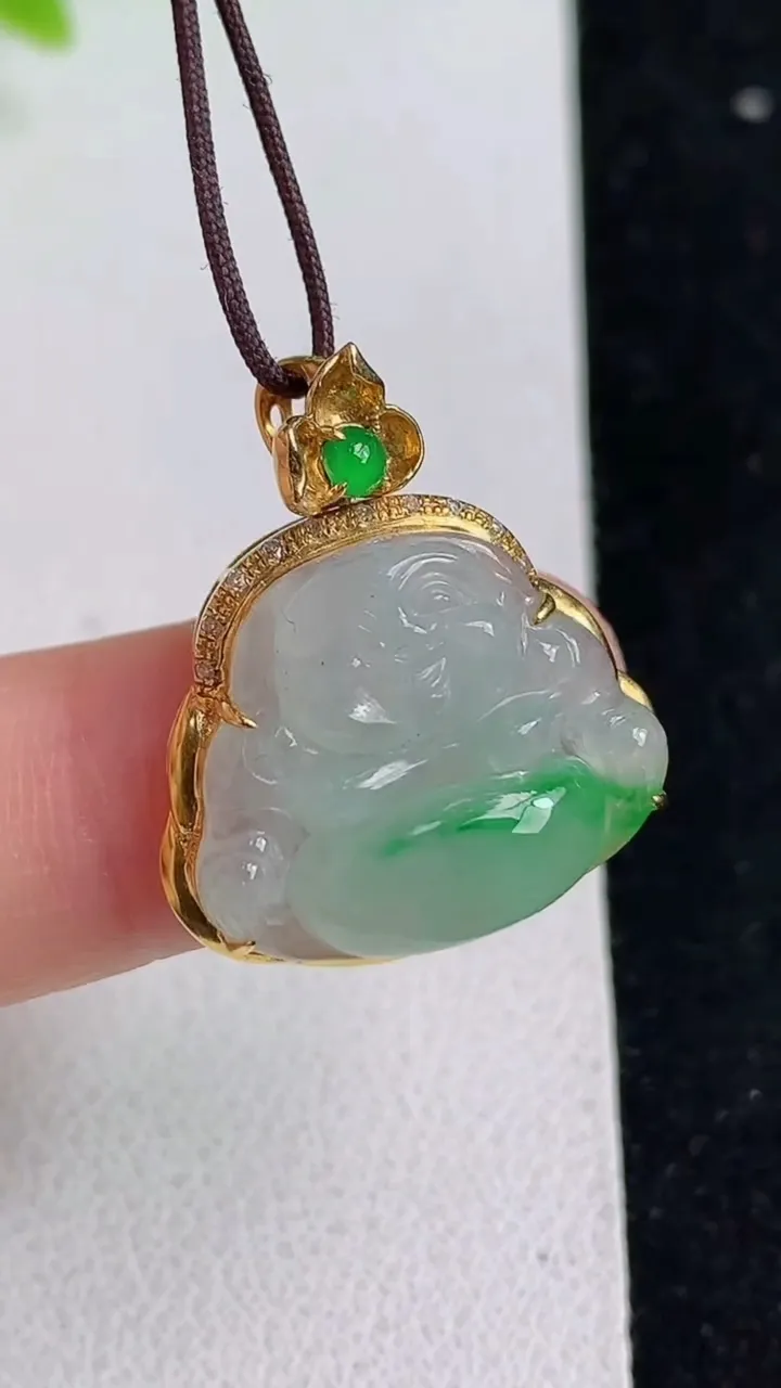 天然A货翡翠佛公吊坠，尺寸23.6-20.6-7.6裸石15.7-19，重量:3.52g
5月9日
