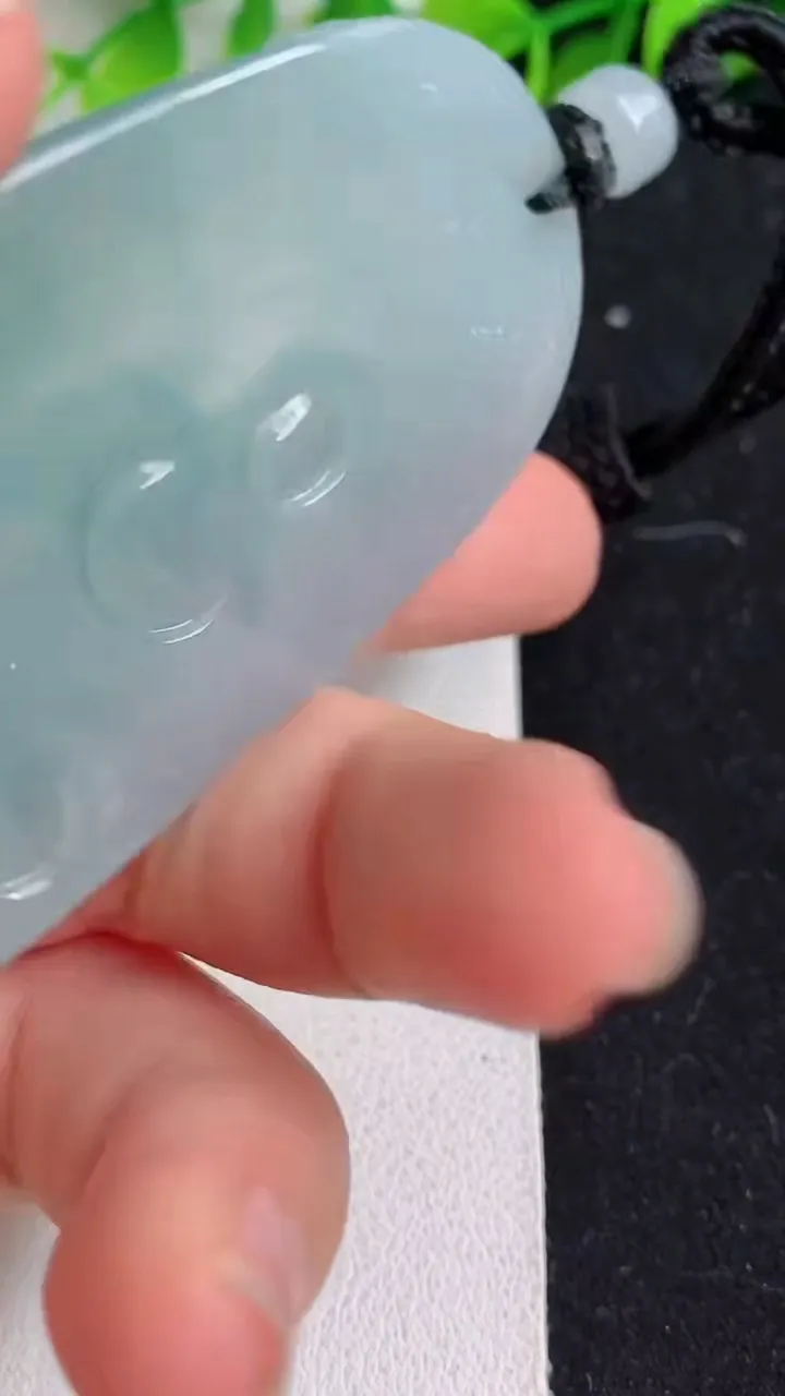 天然A货翡翠大日如来吊坠，尺寸71-36.2-6.3，重量:45.00g
5月9日