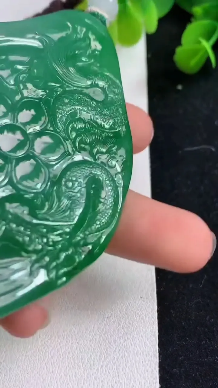 天然A货翡翠祥龙大势至观音菩萨吊坠，尺寸78.5-50-11.2，重量:81.06g
5月9日