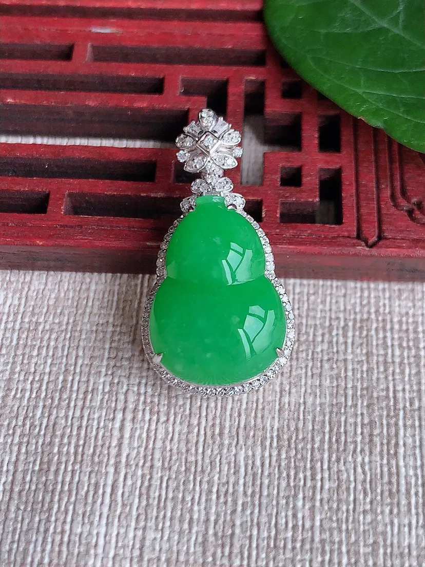 天然A货翡翠18K金伴阳绿葫芦吊坠尺寸30.2×15.6×10.2裸石18.4×13.3m量5.08g 0508