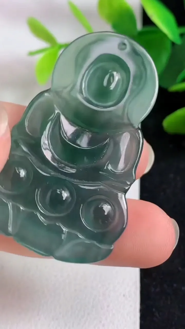 天然A货翡翠蓝水观音菩萨吊坠，尺寸46.8-29.6-4.2，重:9.55g
5月9日