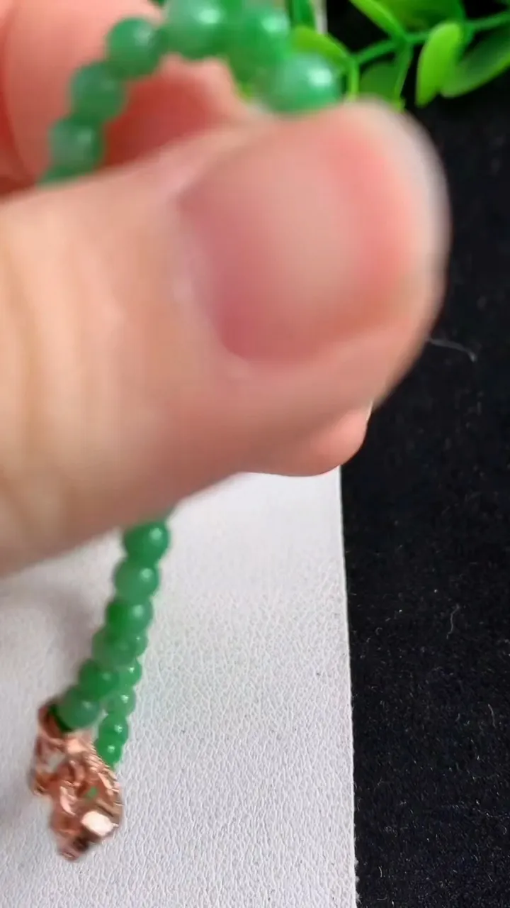 天然A货翡翠小米珠手串49颗，尺寸3.8，重量:5.30g5月9日
工厂直销收藏佳品,种好水足，色泽均匀，有种有色，上手高大气！