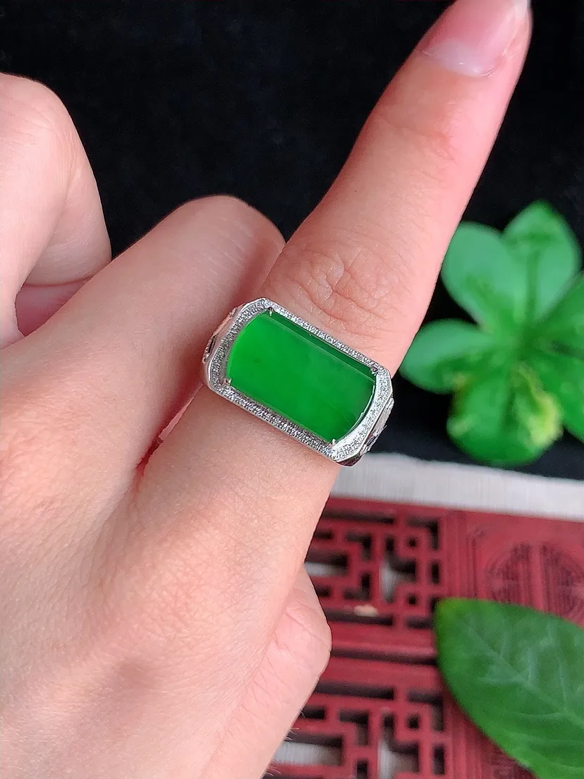 天然A货翡翠18K金伴钻镶嵌满绿马鞍戒指 圈口18裸石尺寸18×8.5mm 重量4.75g 0508