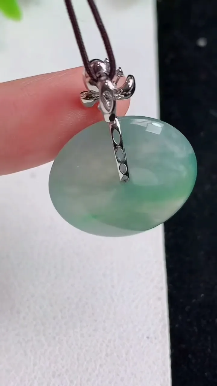 天然A货翡翠平安扣吊坠，尺寸22.3-5，重量:6.15g
5月9日