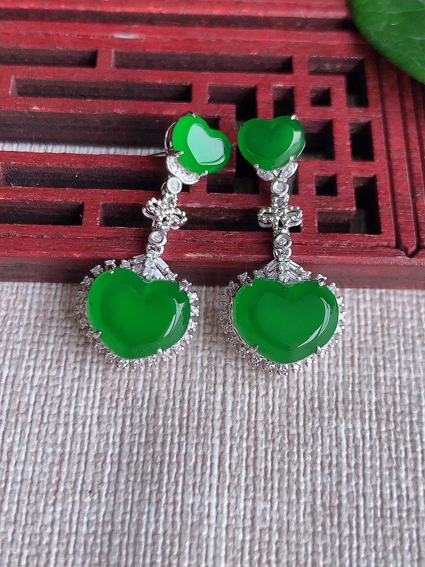 天然A货翡翠18K金伴钻镶嵌满绿爱心耳坠 尺寸8.5×10.3×6mm 重量4.05g 0508