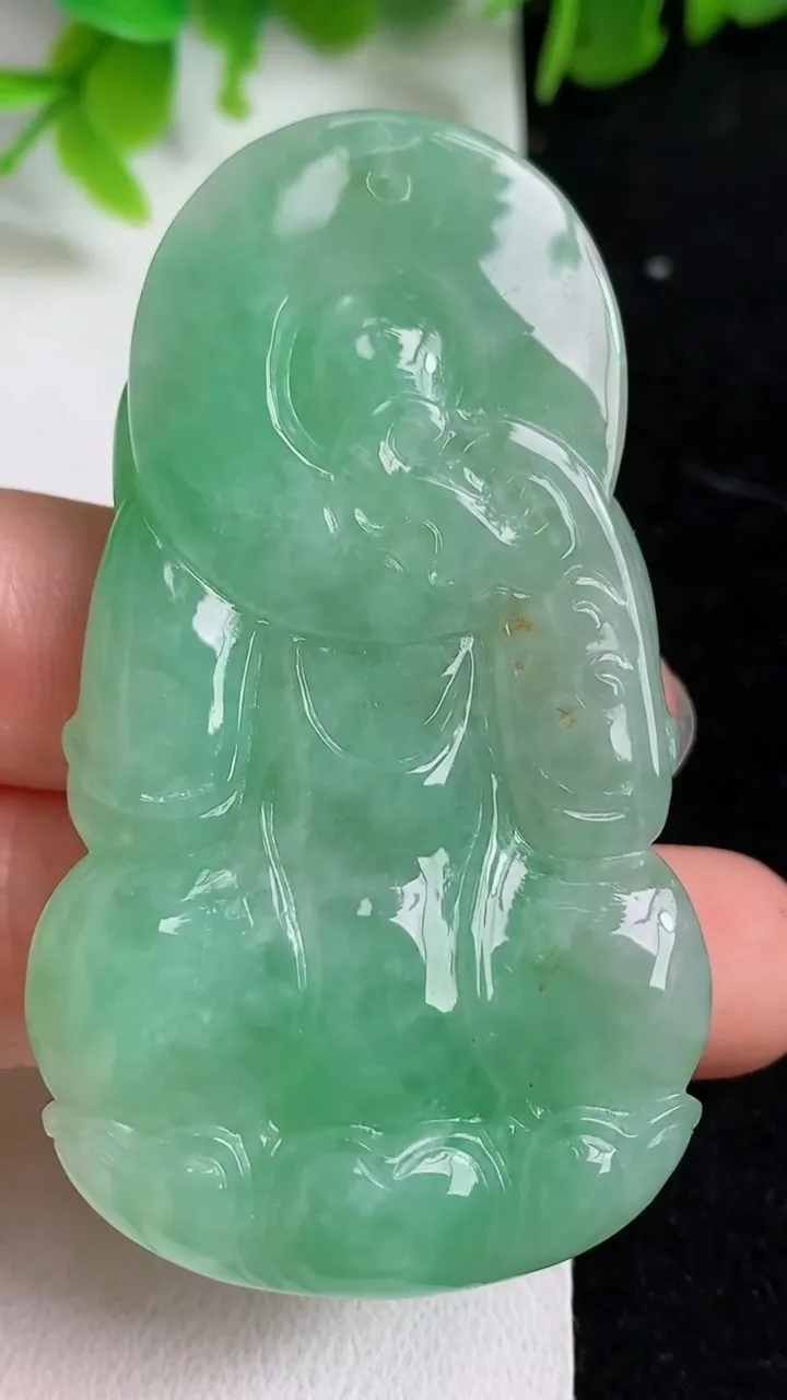 天然A货翡翠观音菩萨吊坠，尺寸61.3-35.2-7.2，重量:34.80g
5月9日