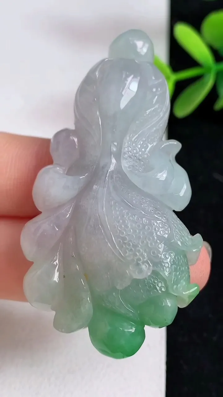 天然A货翡翠白菜吊坠，尺寸57.4-30.6-14.1，重:28.37g
5月9日