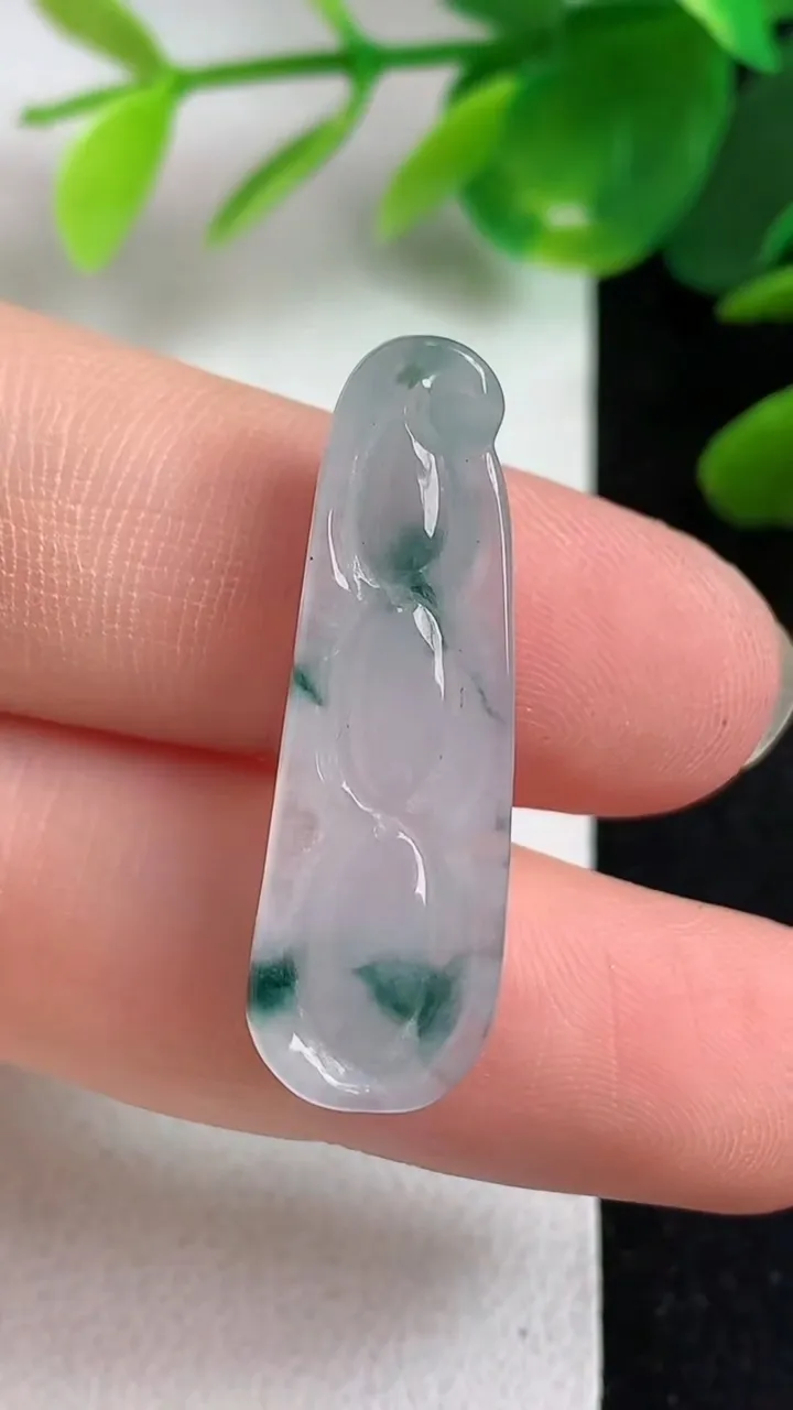 天然A货翡翠飘花福豆吊坠，尺寸31.7-10-5.3，重:3.11g
5月9日