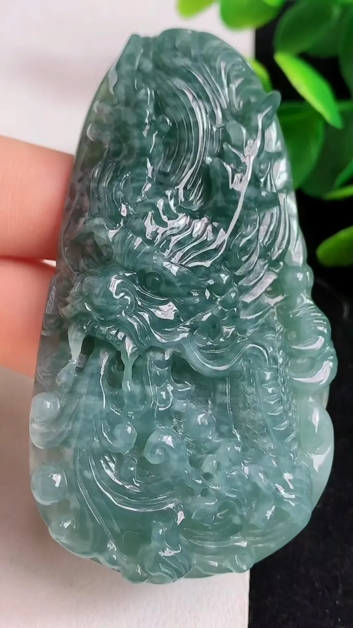 天然A货翡翠蓝水龙牌吊坠，尺寸75-41-11.5，重:55.67g
5月9日