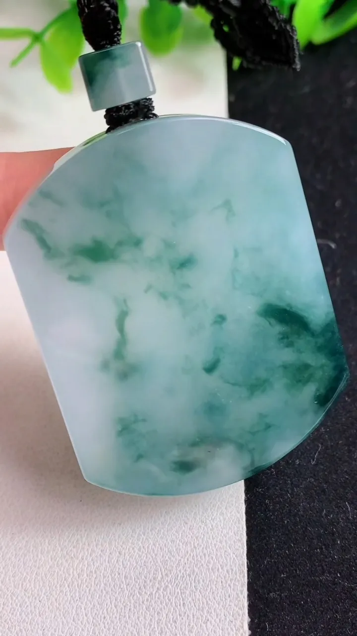 天然A货翡翠飘花仿古无事牌吊坠，尺寸53.4-41.5-6.3，重量:46.00g
5月9日