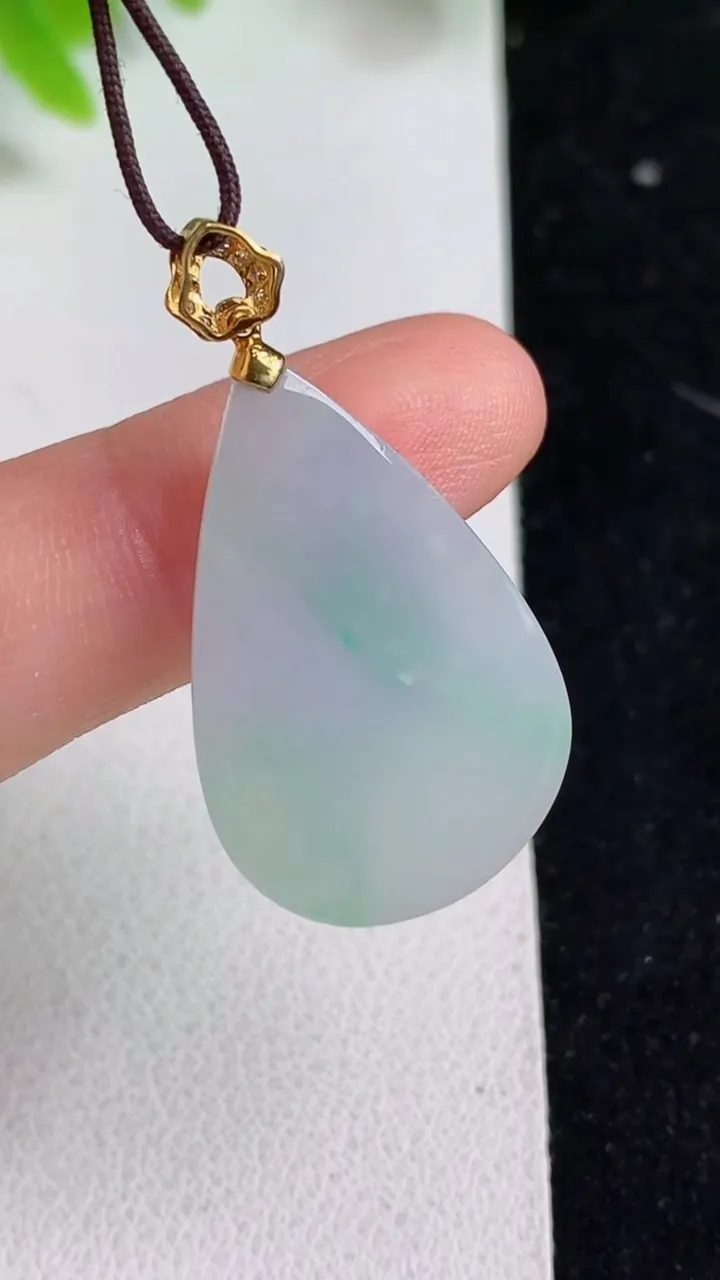 天然A货翡翠水滴吊坠，尺寸27.6-18-5，重量:4.94g
5月9日