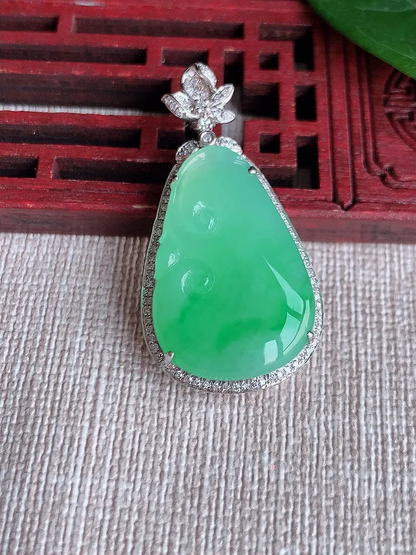 天然A货翡翠18K金伴甜绿如意吊坠尺寸36.4×19.2×7.3裸石25×17m量6.99g 0508