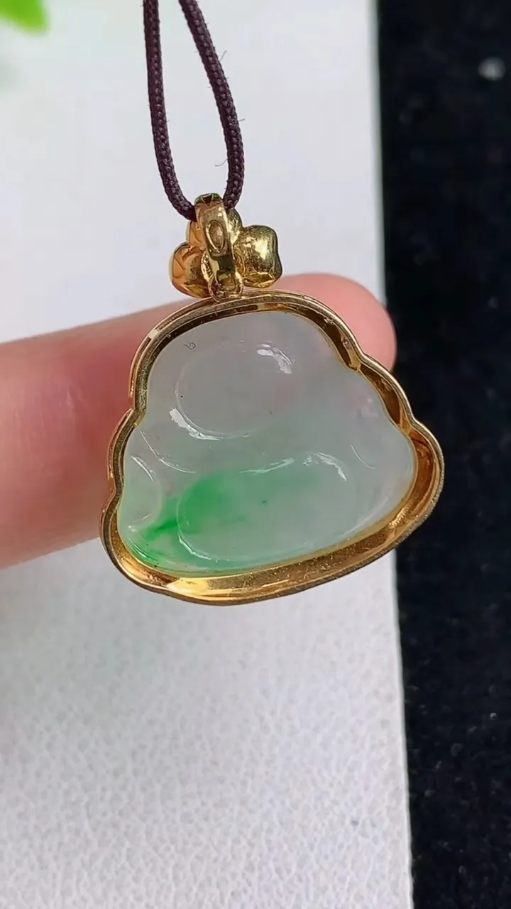 天然A货翡翠佛公吊坠，尺寸23.6-20.6-7.6裸石15.7-19，重量:3.52g
5月9日