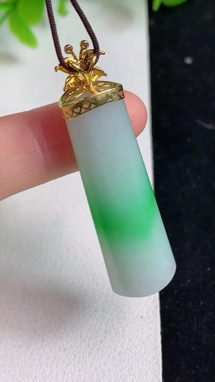 天然A货翡翠平安柱吊坠，尺寸38-12.8-9.7，重量:11.29g
5月9日