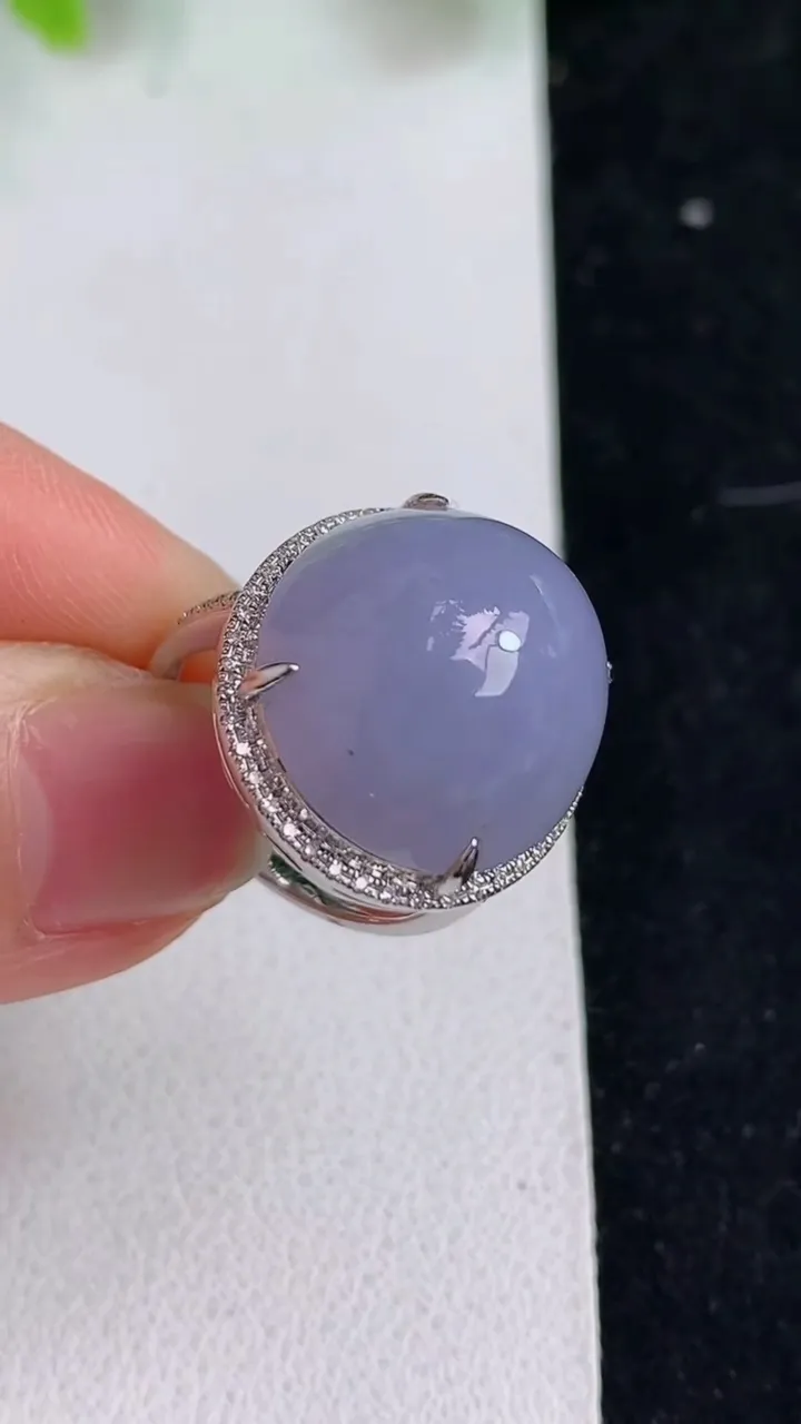 天然A货翡翠k金紫罗兰蛋面戒指，尺寸17-17.4-15.8，重量:6.84g2025年5月9日
工厂直销收藏佳品,种好水足，色泽均匀，有种有色，上手高大气！