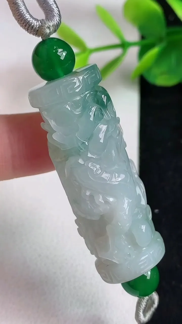 天然A货翡翠飘花龙柱吊坠，尺寸41.6-16-13.3，重:17.47g
5月9日
