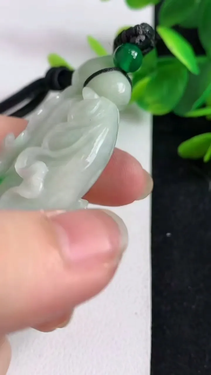 天然A货翡翠白菜吊坠，尺寸65.5-31.4-15.5，重:48.83g
5月9日