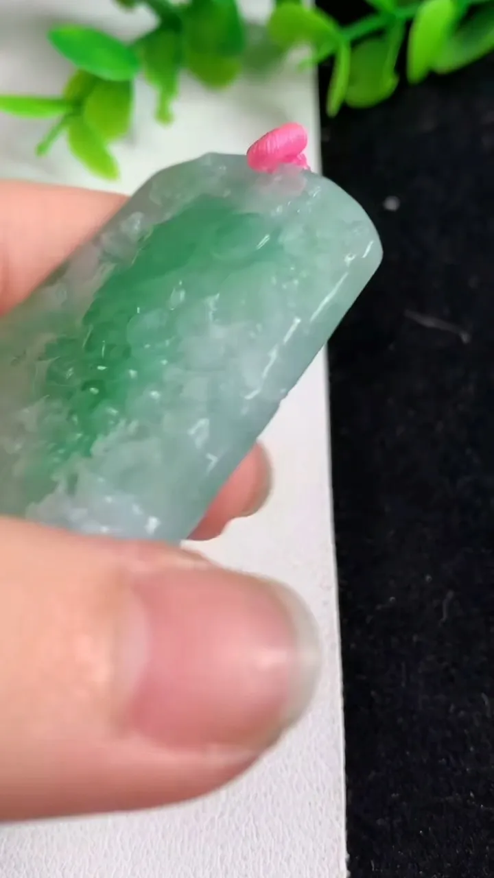 天然A货翡翠山水牌吊坠，尺寸66-43-7，重量:41.91g
5月9日