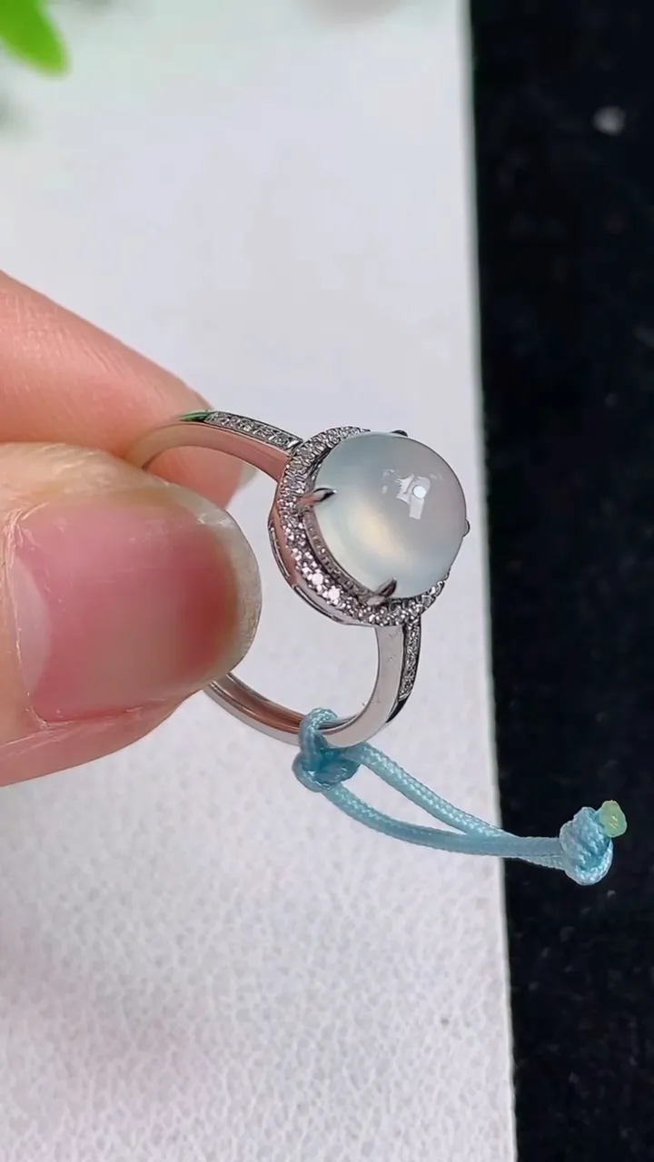 天然A货翡翠白冰蛋面戒指，尺寸17-8，重量:1.81g2025年5月9日
工厂直销收藏佳品,种好水足，色泽均匀，有种有色，上手高大气！
