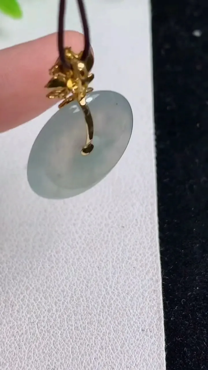 天然A货翡翠白冰平安扣吊坠，尺寸20.7-4，重量:4.37g
5月9日