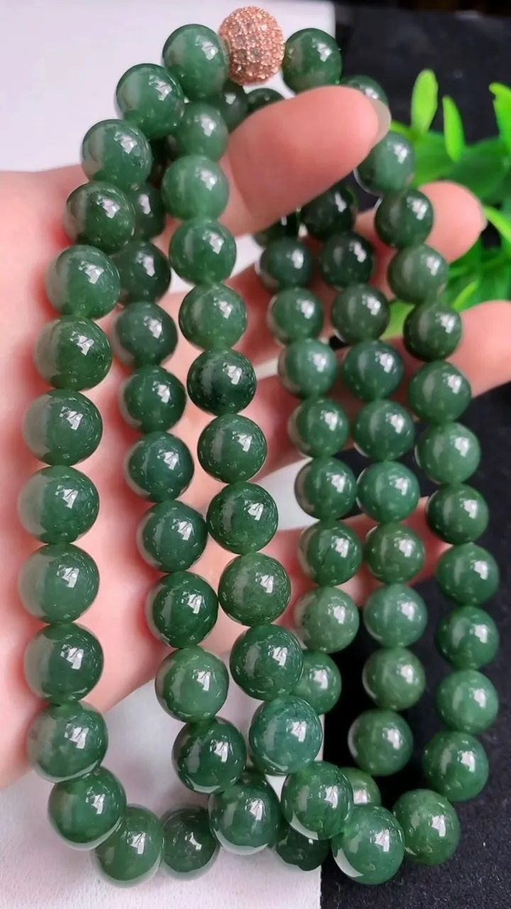 天然A货翡翠圆珠项链80颗，尺寸9，重:125.37g5月9日
工厂直销收藏佳品,种好水足，色泽均匀，有种有色，上手高大气！