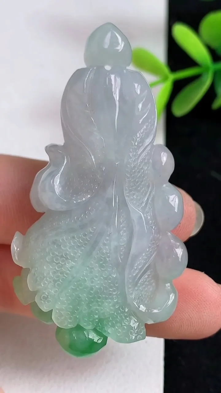 天然A货翡翠白菜吊坠，尺寸57.4-30.6-14.1，重:28.37g
5月9日