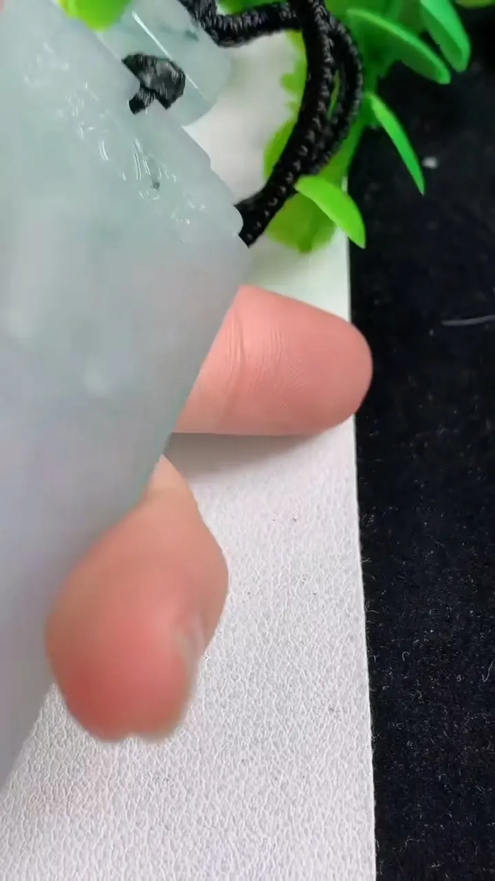 天然A货翡翠飘花仿古无事牌吊坠，尺寸60.7-35-5，重量:38.95g
5月9日