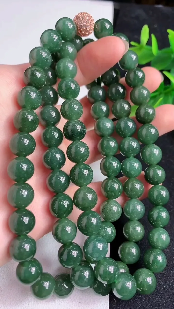 天然A货翡翠圆珠项链80颗，尺寸9，重:125.37g5月9日
工厂直销收藏佳品,种好水足，色泽均匀