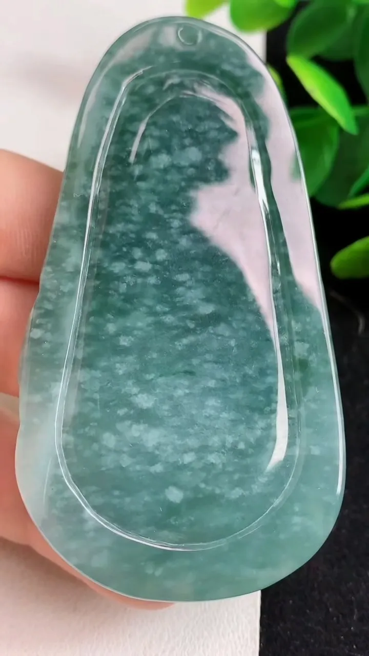 天然A货翡翠蓝水龙牌吊坠，尺寸75-41-11.5，重:55.67g
5月9日