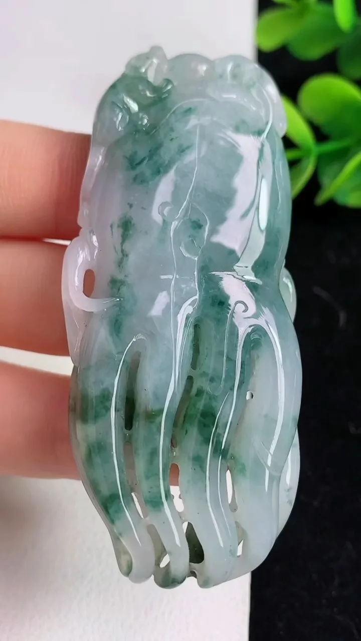 天然A货翡翠飘花佛手瓜吊坠，尺寸70-29-10，重:40.23g
5月9日