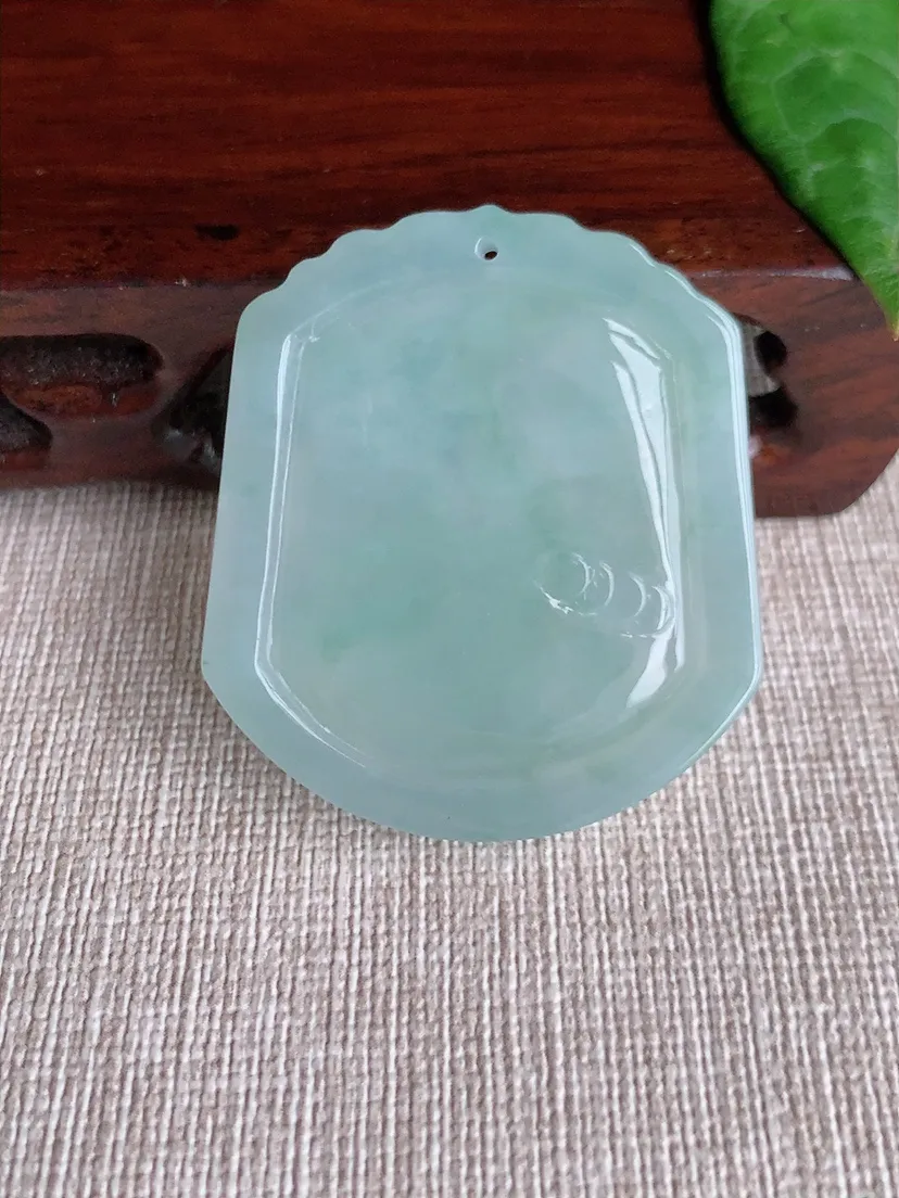 天然A货翡翠晴水生肖猪吊坠尺寸41×36.4×5.7m量18.57g 0507