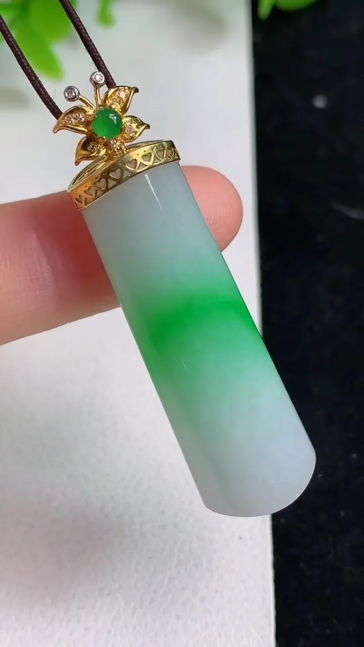 天然A货翡翠平安柱吊坠，尺寸38-12.8-9.7，重量:11.29g
5月9日
