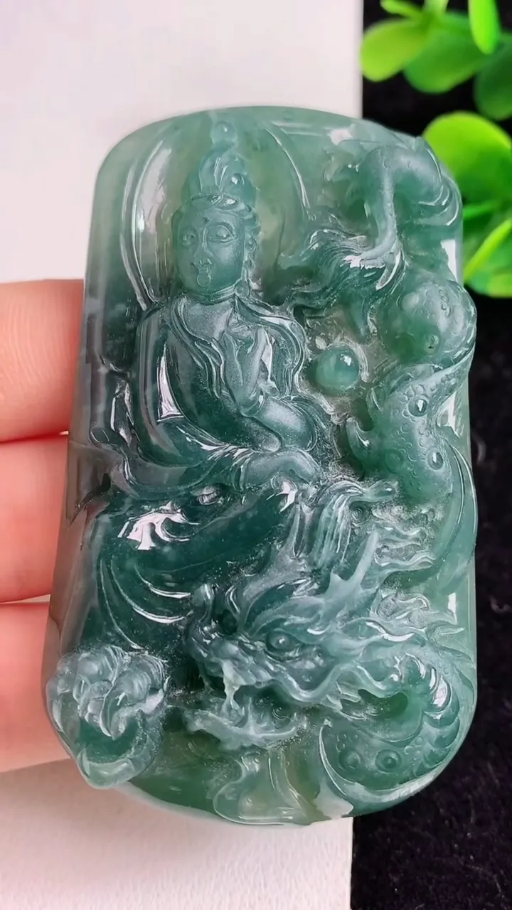 天然A货翡翠蓝水祥龙观音菩萨吊坠，尺寸71.8-42.6-9.6，重:55.83g
5月9日