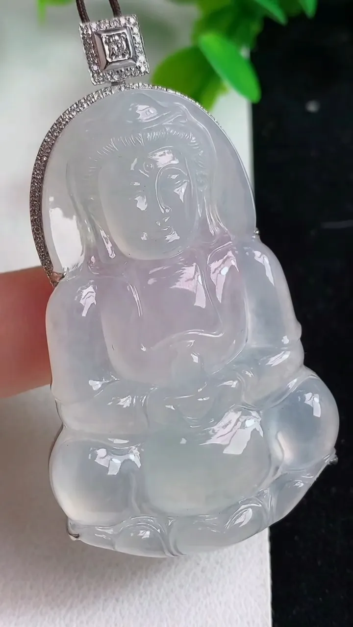 天然A货翡翠白冰观音菩萨吊坠，尺寸52-34-9.5，重量:20.98g
5月9日