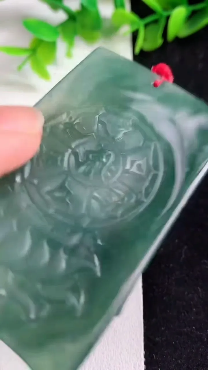天然A货翡翠蓝水普贤菩萨吊坠，尺寸64.6-42.6-6.7，重量:41.84g
5月9日