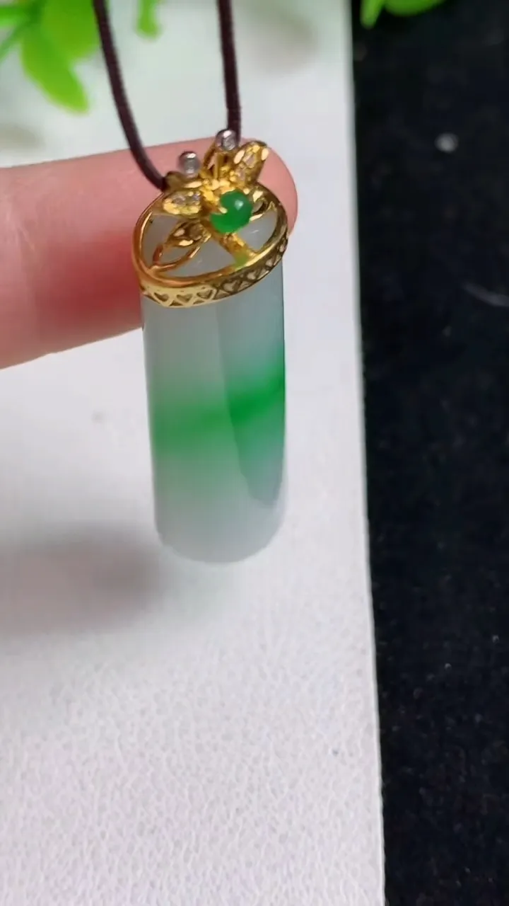 天然A货翡翠平安柱吊坠，尺寸38-12.8-9.7，重量:11.29g
5月9日