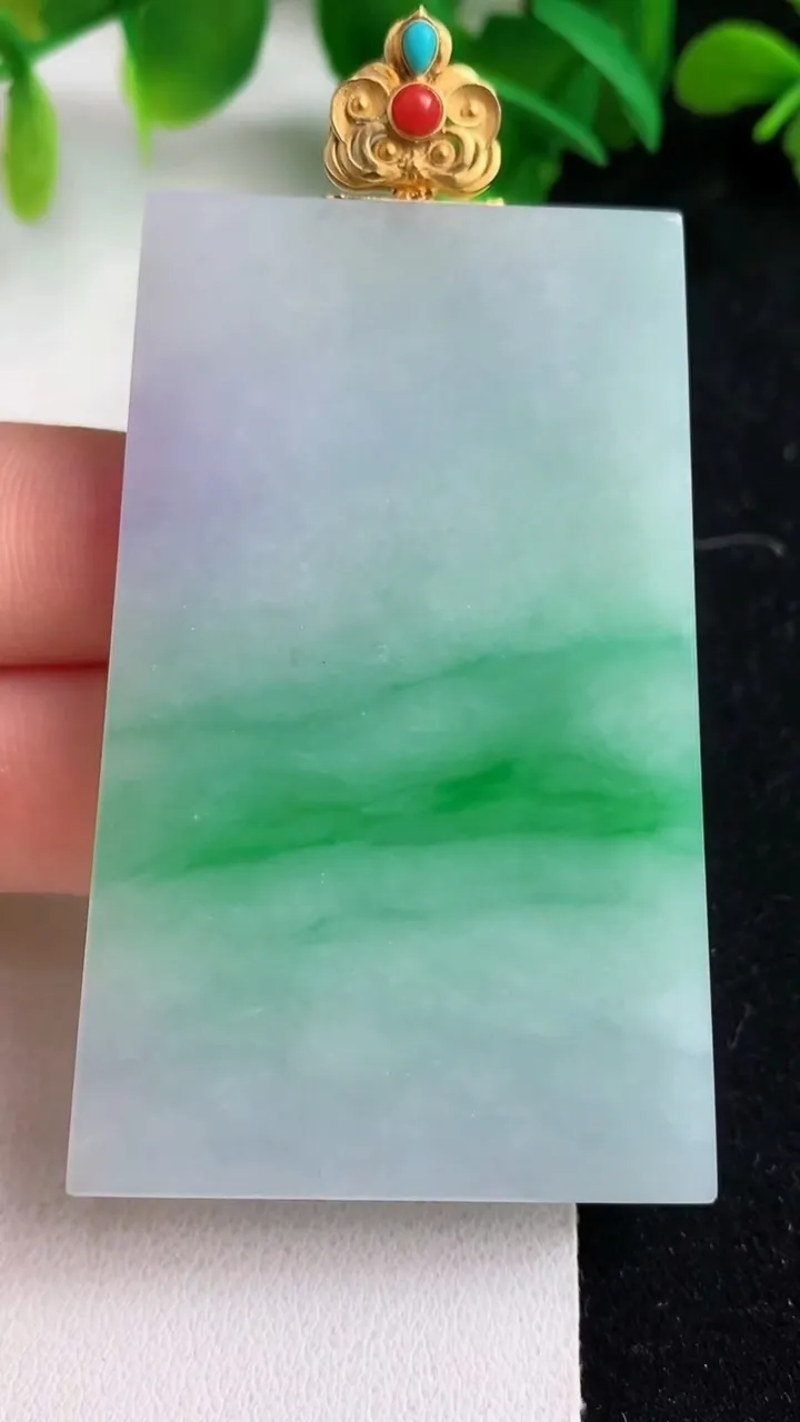 天然A货翡翠k金春带彩 紫罗兰无事牌吊坠，尺寸60.5-39-5.7，重量:42.75g
5月9日