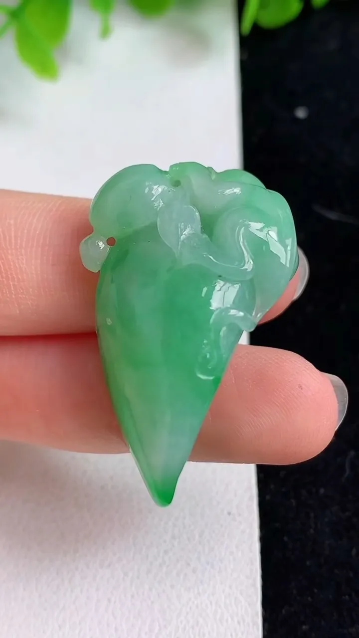 天然A货翡翠灵猴献瑞 福瓜吊坠，尺寸36.6-20.7-13.3，重量:13.50g
5月9日