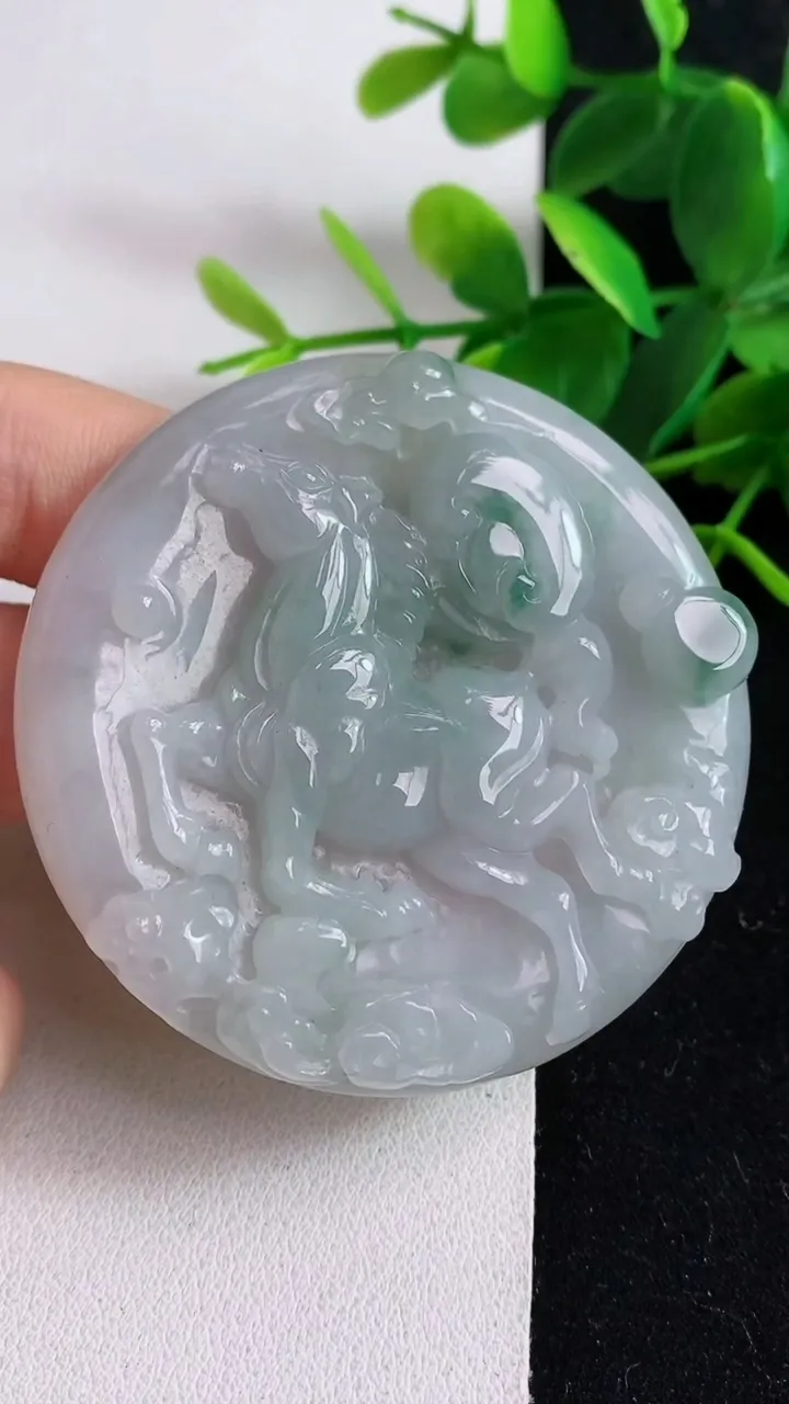 天然A货翡翠飘花生肖马牌吊坠，尺寸56.2-8.2，重:48.43g
5月9日