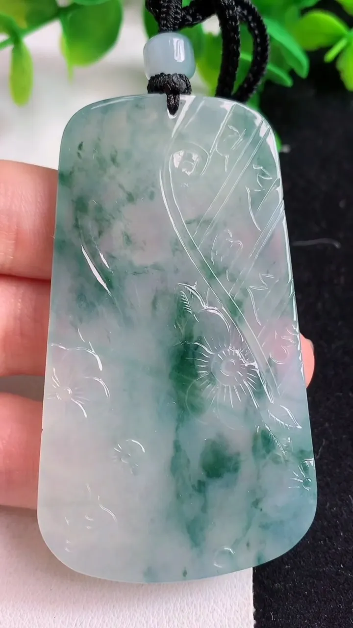 天然A货翡翠飘花虚空藏观音菩萨吊坠，尺寸68.2-39-5.8，重量:40.50g
5月9日