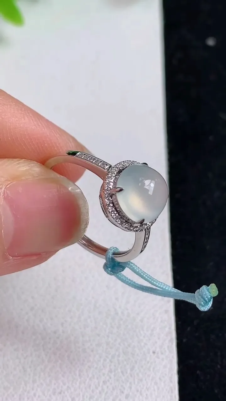天然A货翡翠白冰蛋面戒指，尺寸17-8，重量:1.81g2025年5月9日
工厂直销收藏佳品,种好水足，色泽均匀，有种有色，上手高大气！