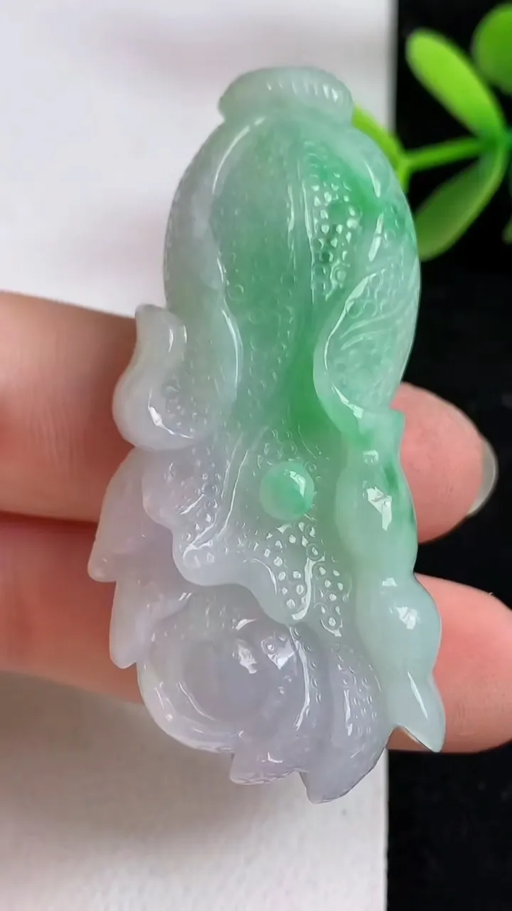 天然A货翡翠白菜吊坠，尺寸52.5-26.3-13，重:26.57g
5月9日