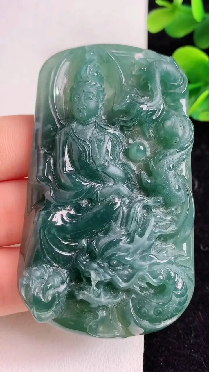 天然A货翡翠蓝水祥龙观音菩萨吊坠，尺寸71.8-42.6-9.6，重:55.83g
5月9日