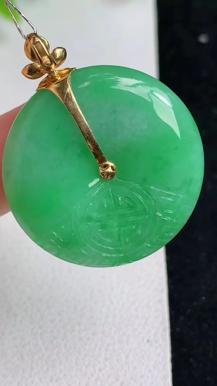 天然A货翡翠平安扣吊坠，尺寸28.3-5.7，重量:10.57g
5月9日
