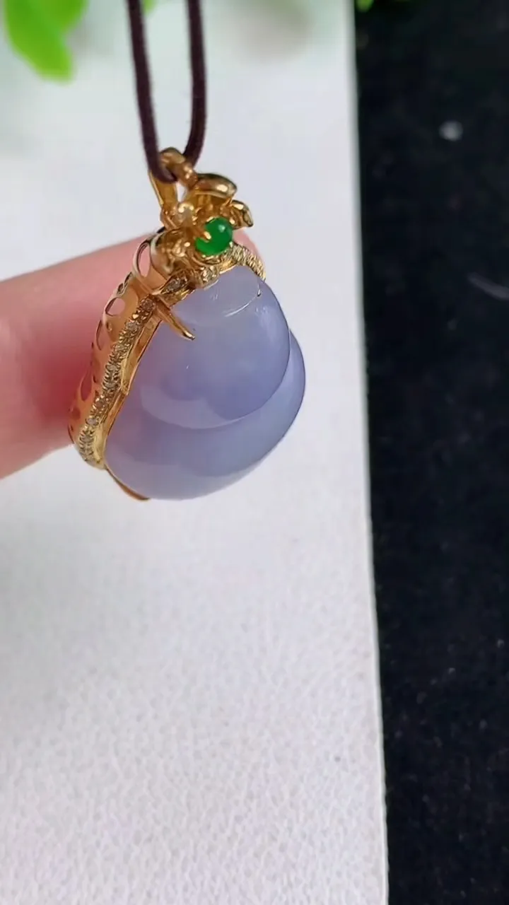 天然A货翡翠k金紫罗兰葫芦吊坠，尺寸33-18.8-10.6，裸石21.4-17，重量:6.79g
5月9日