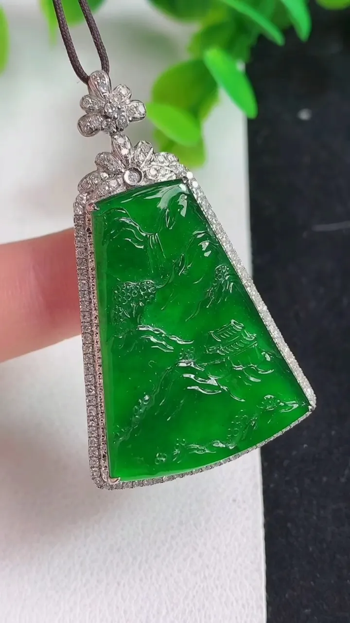 天然A货翡翠山水牌吊坠，尺寸46.8-27.6-10，裸石32-23，重量:12.13g
5月9日